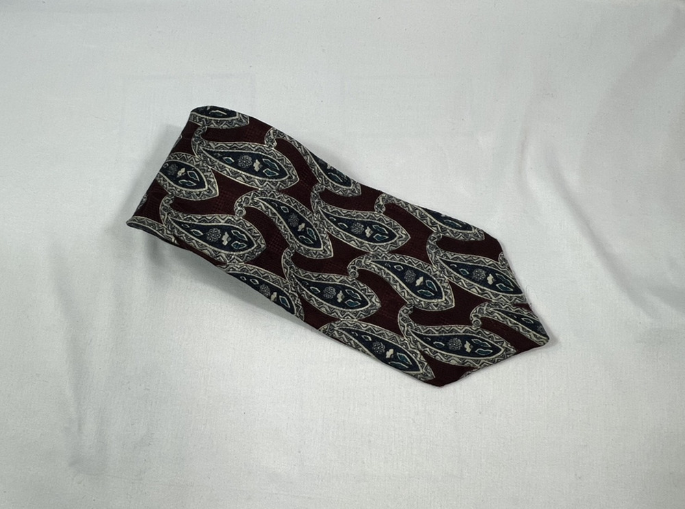Oscar de la Renta Couture Collection Paisley 100% Imported Silk Necktie 59"L